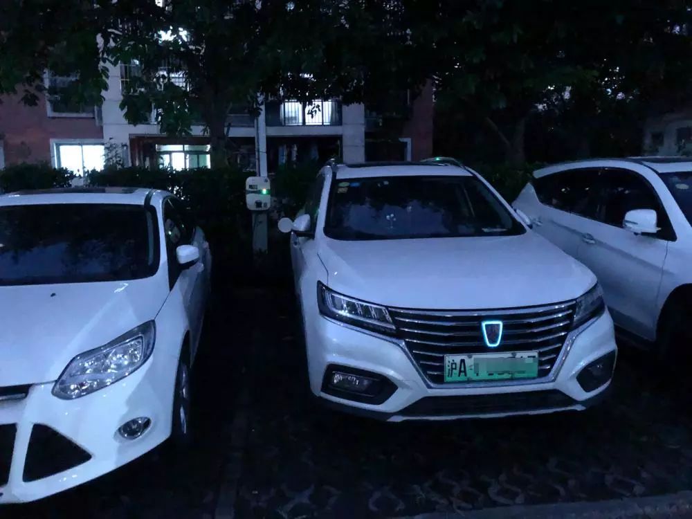 想給車充電得開10公里！如何解決出租車夜間“一樁難求”？