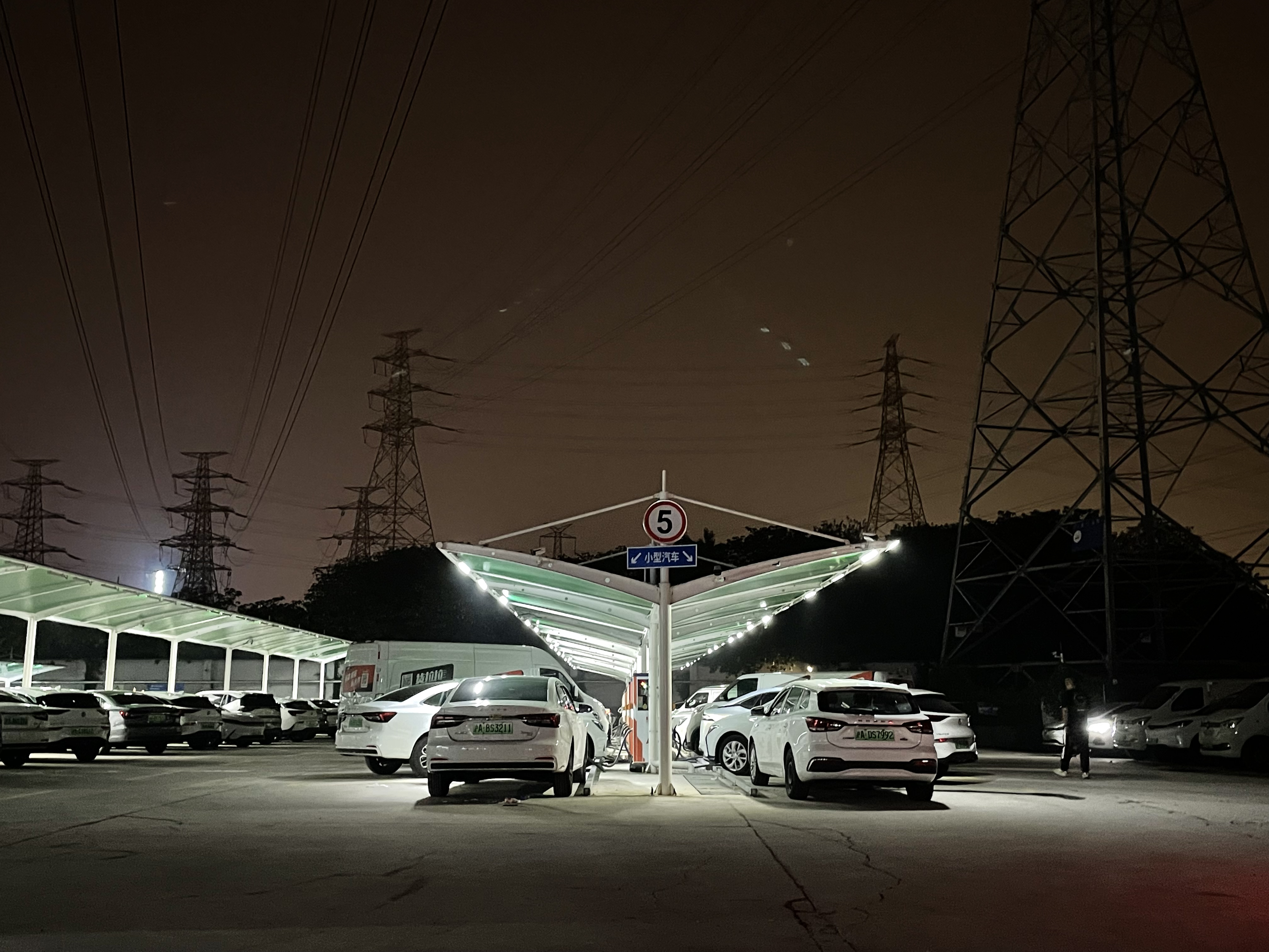 網(wǎng)約車司機，“卷”在車流里