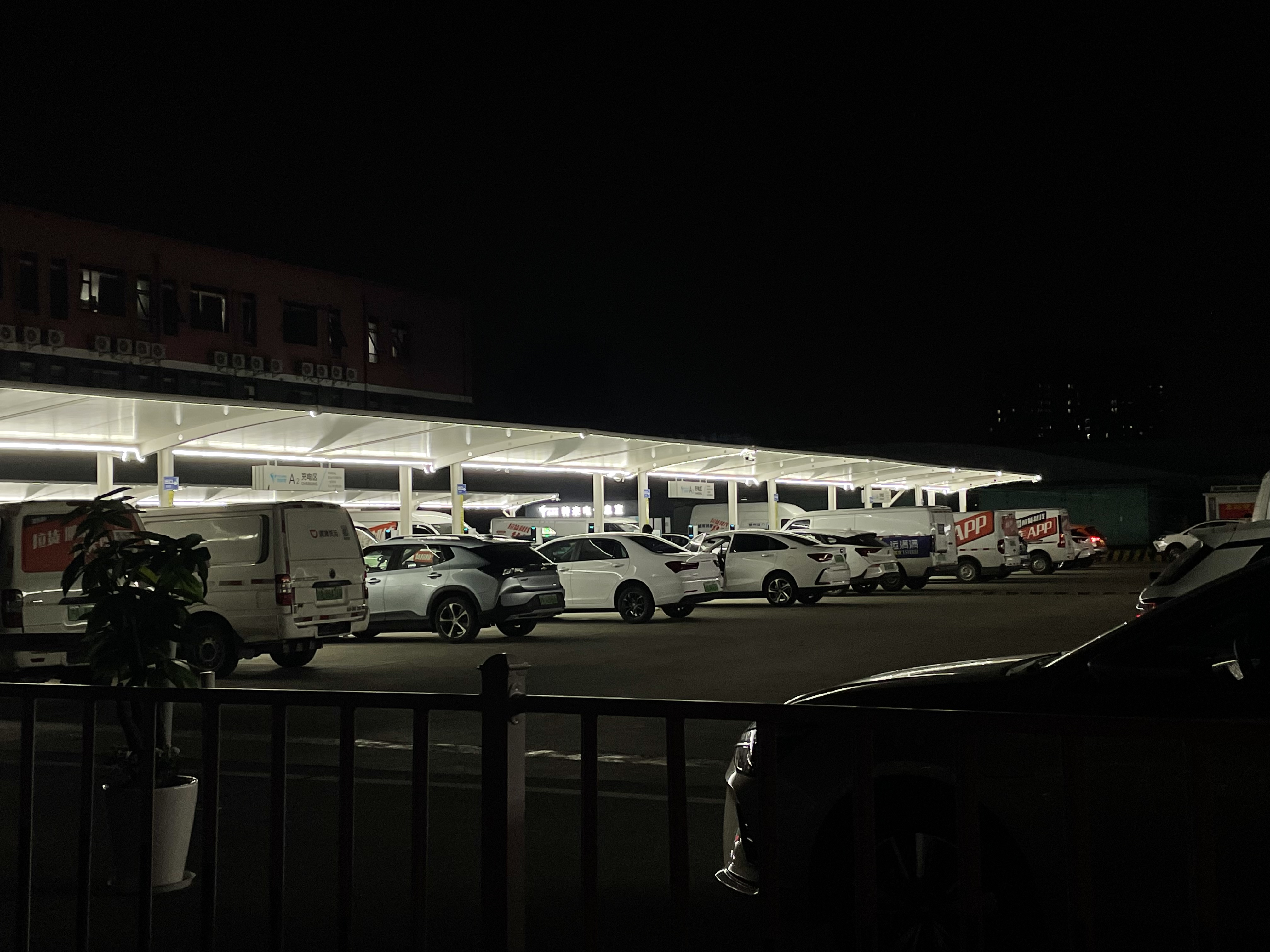 網(wǎng)約車司機，“卷”在車流里